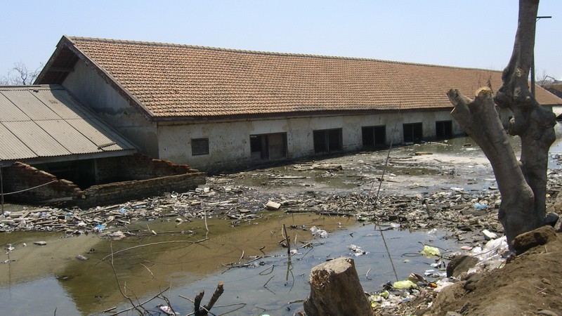 Škola zničená prívalom bahna zo sopky Lusi 